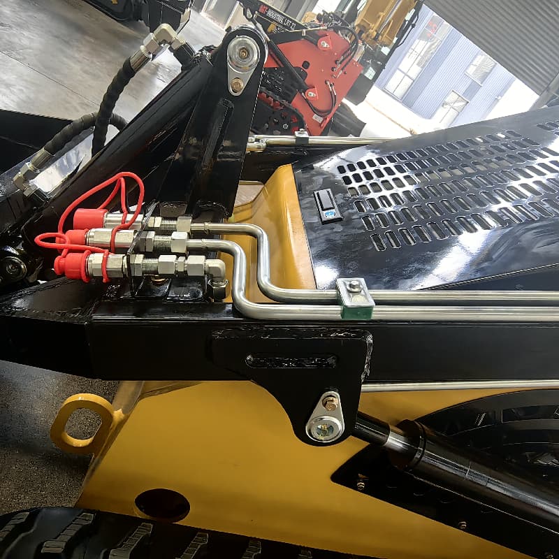 Miniładowarka łyżkowa o sterowaniu burtowym