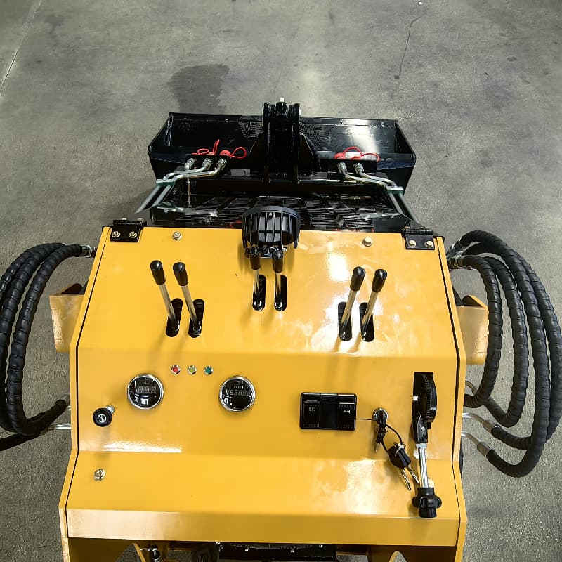 Miniładowarka łyżkowa o sterowaniu burtowym