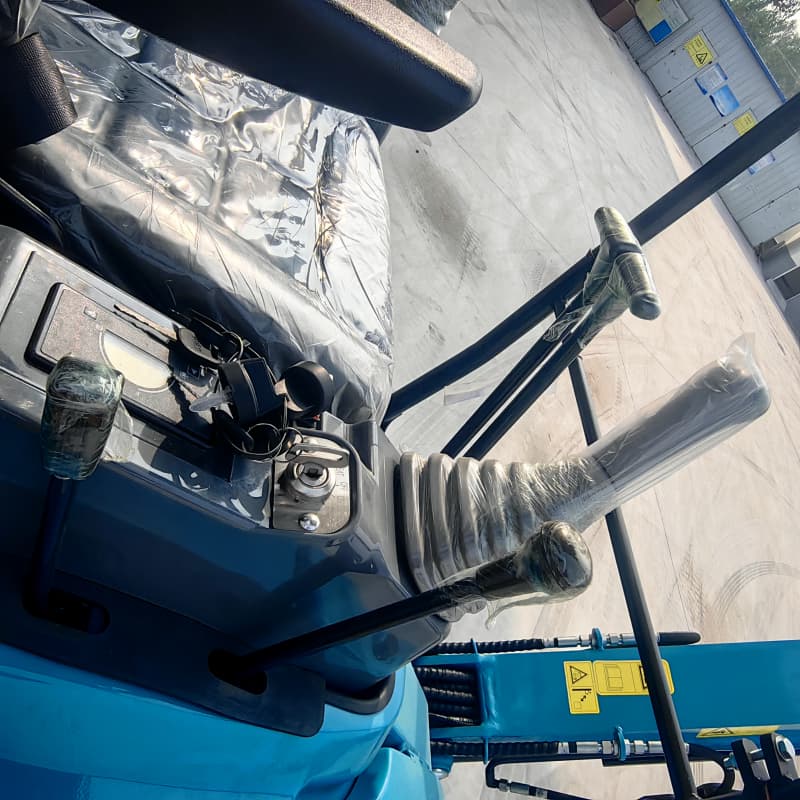 Pásový minibagr o hmotnosti 2 tuny