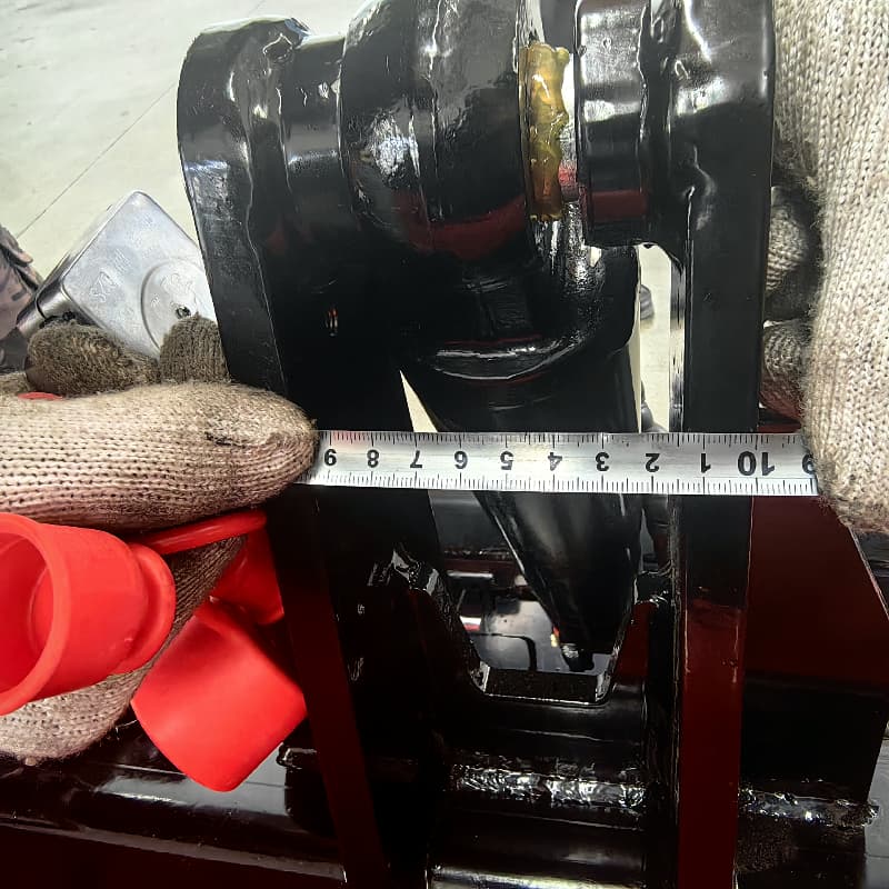 Miniładowarka łyżkowa o sterowaniu burtowym