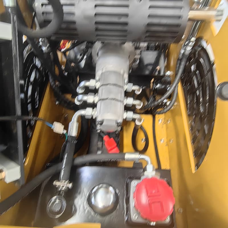 Tela-alustainen mini-liukukuormaaja